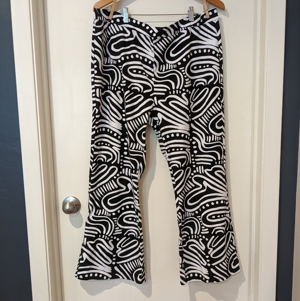 Nooworks Black and White Flared Leggings in Ripple in XXXL